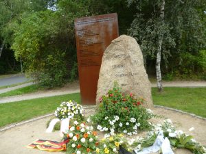 Gedenkstein am Mauerweg